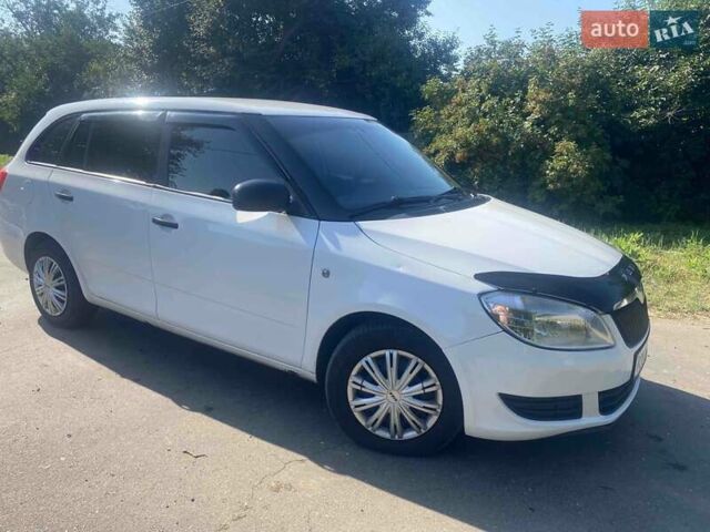 Белый Шкода Фабия, объемом двигателя 1.6 л и пробегом 350 тыс. км за 4500 $, фото 1 на Automoto.ua