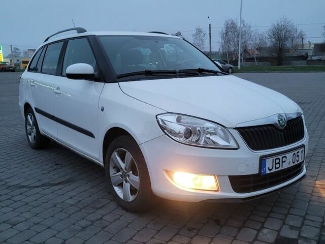 Белый Шкода Фабия, объемом двигателя 1.2 л и пробегом 270 тыс. км за 2899 $, фото 1 на Automoto.ua