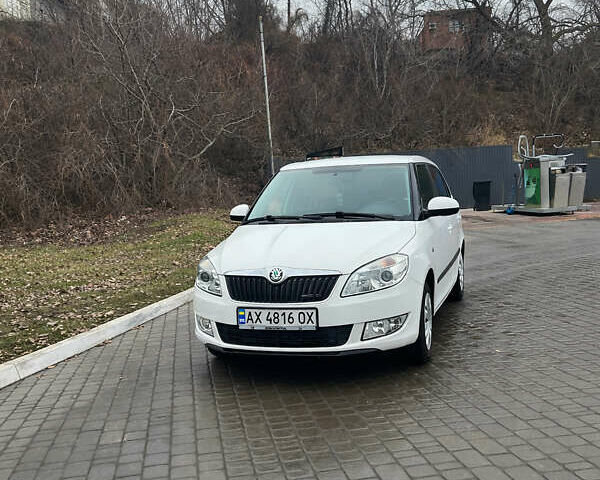 Белый Шкода Фабия, объемом двигателя 1.2 л и пробегом 130 тыс. км за 5900 $, фото 1 на Automoto.ua