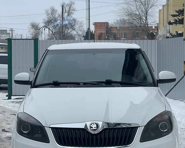 Белый Шкода Фабия, объемом двигателя 1.6 л и пробегом 187 тыс. км за 8000 $, фото 1 на Automoto.ua