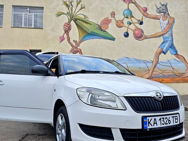 Белый Шкода Фабия, объемом двигателя 1.2 л и пробегом 265 тыс. км за 5300 $, фото 1 на Automoto.ua