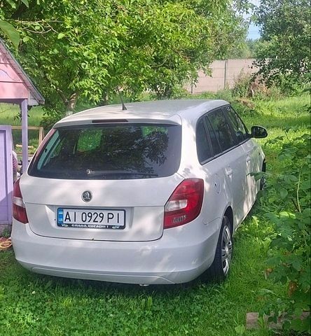 Белый Шкода Фабия, объемом двигателя 1.6 л и пробегом 310 тыс. км за 5500 $, фото 1 на Automoto.ua
