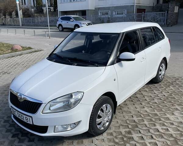Белый Шкода Фабия, объемом двигателя 1.39 л и пробегом 175 тыс. км за 4200 $, фото 1 на Automoto.ua
