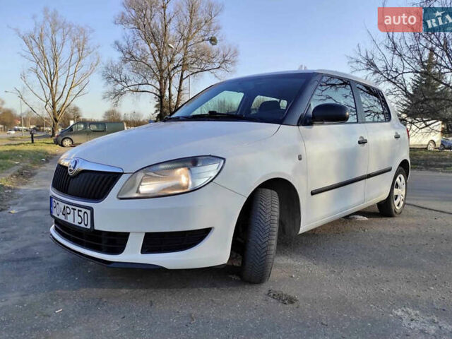 Белый Шкода Фабия, объемом двигателя 1.4 л и пробегом 292 тыс. км за 4800 $, фото 1 на Automoto.ua