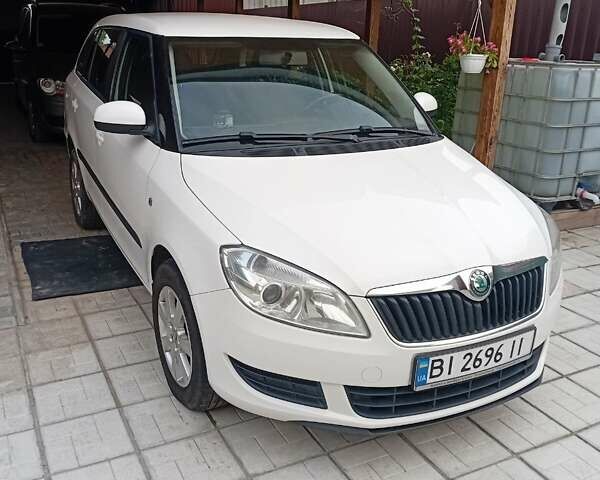 Белый Шкода Фабия, объемом двигателя 1.6 л и пробегом 172 тыс. км за 6000 $, фото 1 на Automoto.ua