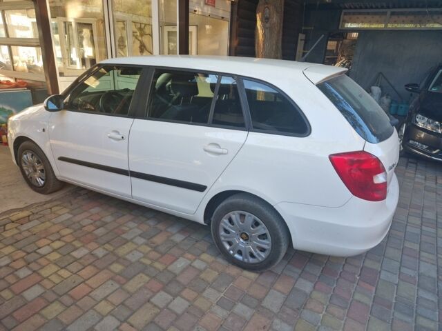 Белый Шкода Фабия, объемом двигателя 1.6 л и пробегом 152 тыс. км за 5800 $, фото 1 на Automoto.ua