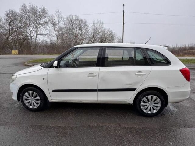 Белый Шкода Фабия, объемом двигателя 1.4 л и пробегом 230 тыс. км за 4500 $, фото 1 на Automoto.ua