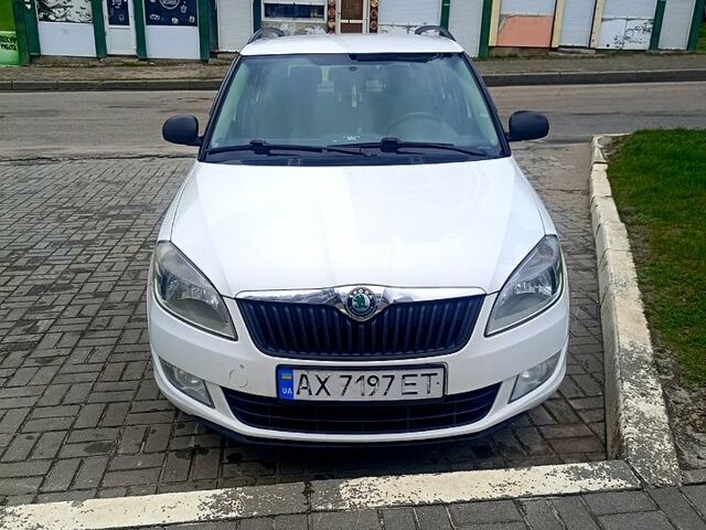Белый Шкода Фабия, объемом двигателя 1.6 л и пробегом 350 тыс. км за 5500 $, фото 1 на Automoto.ua