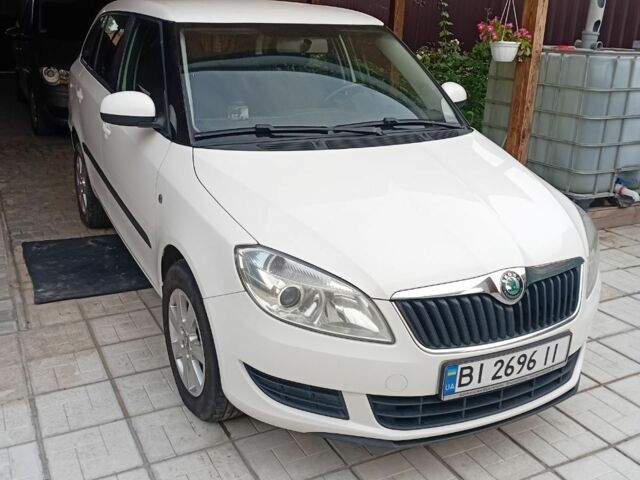 Шкода Фабия 2013 в Полтаве на Automoto.ua Белый Шкода Фабия, объемом двигателя 1.6 л и пробегом 172 тыс. км за 6000 $, фото 1 на Automoto.ua