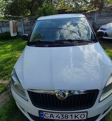 Белый Шкода Фабия, объемом двигателя 1.6 л и пробегом 248 тыс. км за 5800 $, фото 1 на Automoto.ua
