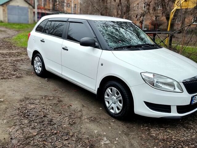 Белый Шкода Фабия, объемом двигателя 1.6 л и пробегом 226 тыс. км за 5999 $, фото 1 на Automoto.ua