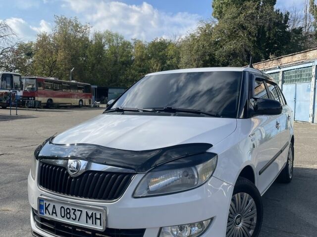 Білий Шкода Фабія, об'ємом двигуна 1.4 л та пробігом 400 тис. км за 5019 $, фото 1 на Automoto.ua
