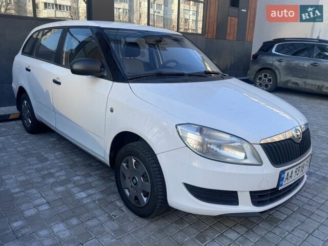 Белый Шкода Фабия, объемом двигателя 1.2 л и пробегом 184 тыс. км за 6200 $, фото 1 на Automoto.ua