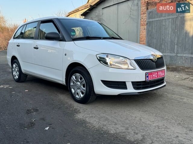 Белый Шкода Фабия, объемом двигателя 1.6 л и пробегом 200 тыс. км за 7600 $, фото 1 на Automoto.ua