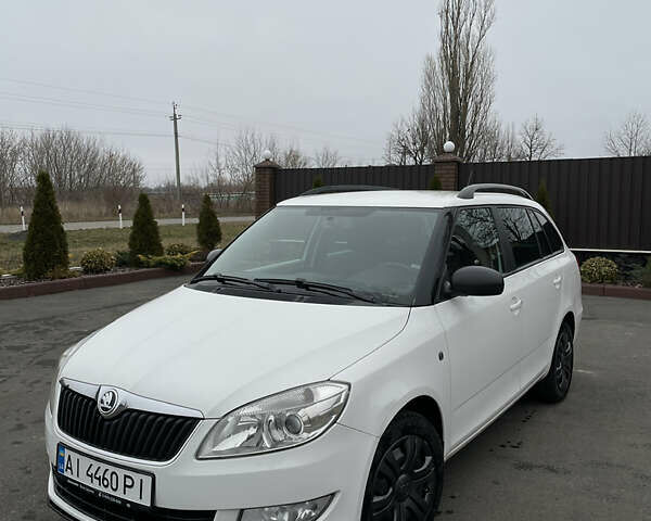 Белый Шкода Фабия, объемом двигателя 1.2 л и пробегом 200 тыс. км за 6100 $, фото 1 на Automoto.ua