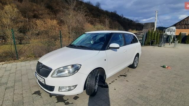 Білий Шкода Фабія, об'ємом двигуна 1.6 л та пробігом 251 тис. км за 4999 $, фото 1 на Automoto.ua