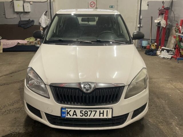 Белый Шкода Фабия, объемом двигателя 1.2 л и пробегом 350 тыс. км за 2500 $, фото 1 на Automoto.ua