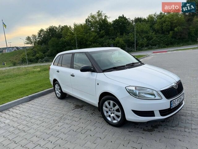 Белый Шкода Фабия, объемом двигателя 1.6 л и пробегом 220 тыс. км за 6299 $, фото 1 на Automoto.ua