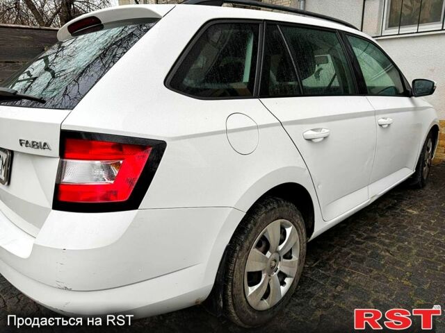 Белый Шкода Фабия, объемом двигателя 1.4 л и пробегом 255 тыс. км за 9000 $, фото 1 на Automoto.ua