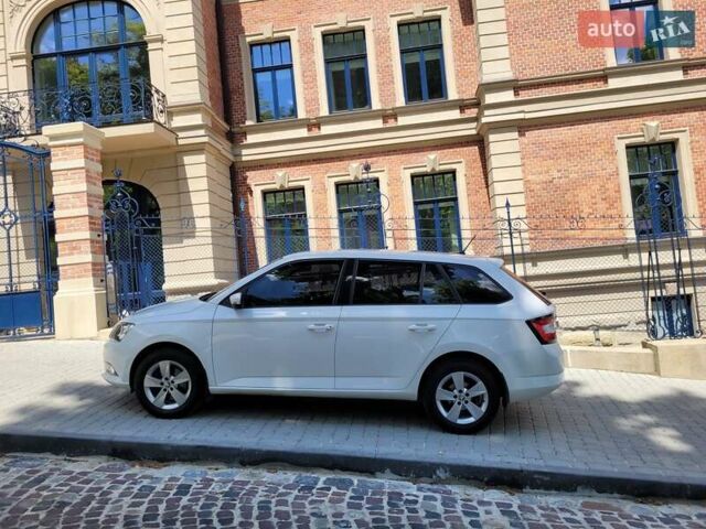 Белый Шкода Фабия, объемом двигателя 1.2 л и пробегом 187 тыс. км за 7600 $, фото 1 на Automoto.ua