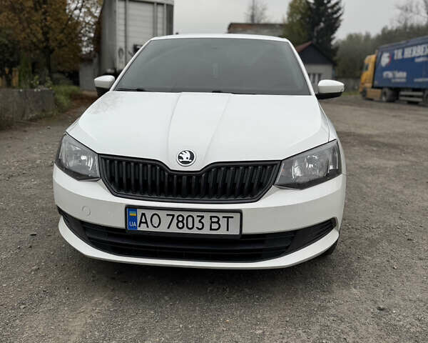 Шкода Фабия 2015 в Тячеве на Automoto.ua Белый Шкода Фабия, объемом двигателя 1.4 л и пробегом 270 тыс. км за 6200 $, фото 1 на Automoto.ua