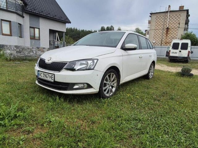 Белый Шкода Фабия, объемом двигателя 1 л и пробегом 257 тыс. км за 5109 $, фото 1 на Automoto.ua