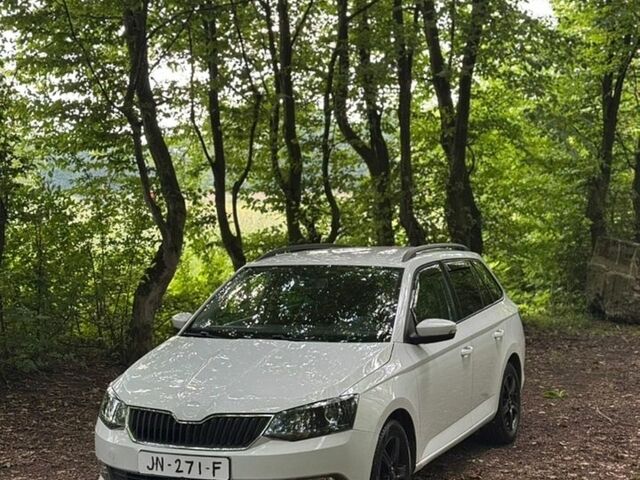 Белый Шкода Фабия, объемом двигателя 1.2 л и пробегом 180 тыс. км за 9200 $, фото 1 на Automoto.ua