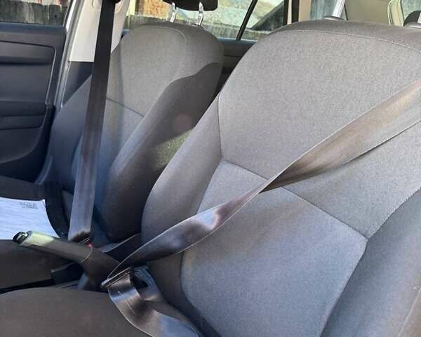 Белый Шкода Фабия, объемом двигателя 1.2 л и пробегом 273 тыс. км за 6350 $, фото 1 на Automoto.ua