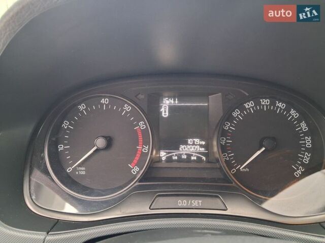 Белый Шкода Фабия, объемом двигателя 1 л и пробегом 205 тыс. км за 6500 $, фото 1 на Automoto.ua