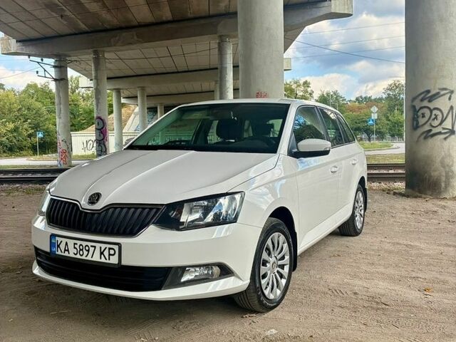 Белый Шкода Фабия, объемом двигателя 1 л и пробегом 215 тыс. км за 7200 $, фото 1 на Automoto.ua