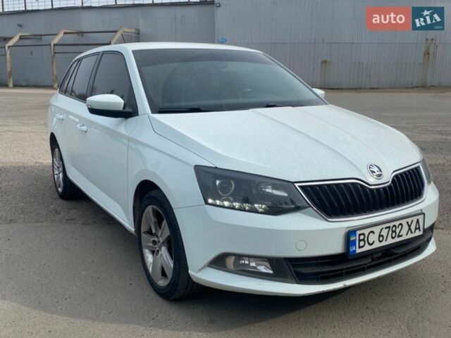 Белый Шкода Фабия, объемом двигателя 1.42 л и пробегом 228 тыс. км за 10000 $, фото 1 на Automoto.ua