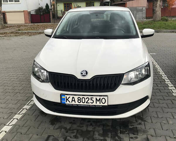 Белый Шкода Фабия, объемом двигателя 1 л и пробегом 130 тыс. км за 7500 $, фото 1 на Automoto.ua