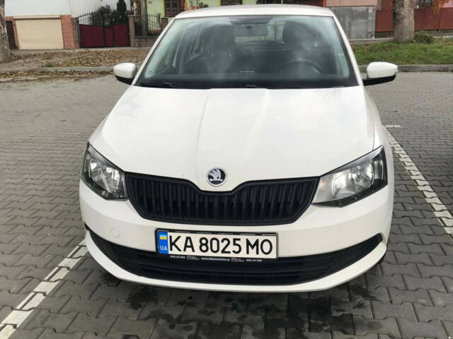 Белый Шкода Фабия, объемом двигателя 1 л и пробегом 130 тыс. км за 7500 $, фото 1 на Automoto.ua