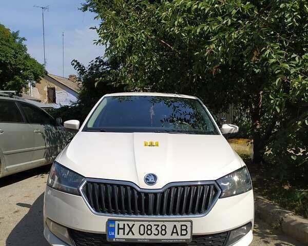 Белый Шкода Фабия, объемом двигателя 1 л и пробегом 189 тыс. км за 8099 $, фото 1 на Automoto.ua