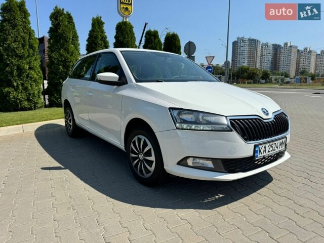 Белый Шкода Фабия, объемом двигателя 1 л и пробегом 141 тыс. км за 8300 $, фото 1 на Automoto.ua