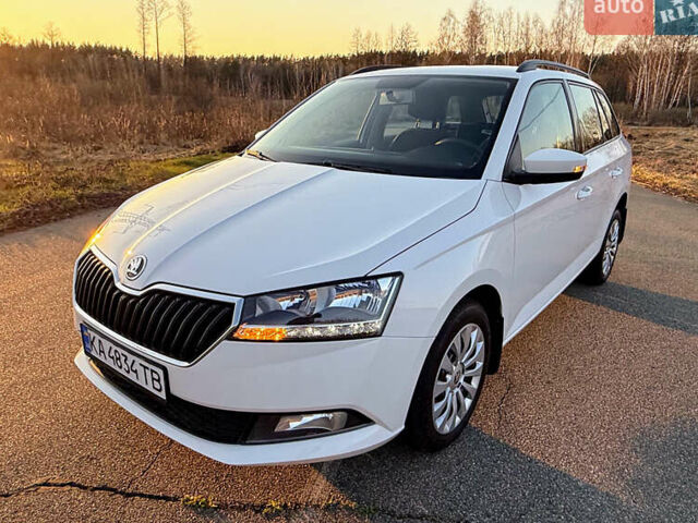 Белый Шкода Фабия, объемом двигателя 1 л и пробегом 110 тыс. км за 9900 $, фото 1 на Automoto.ua