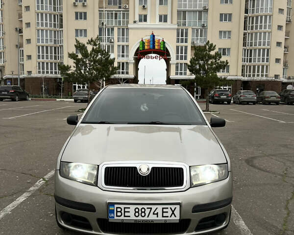 Бежевый Шкода Фабия, объемом двигателя 1.2 л и пробегом 400 тыс. км за 3500 $, фото 1 на Automoto.ua