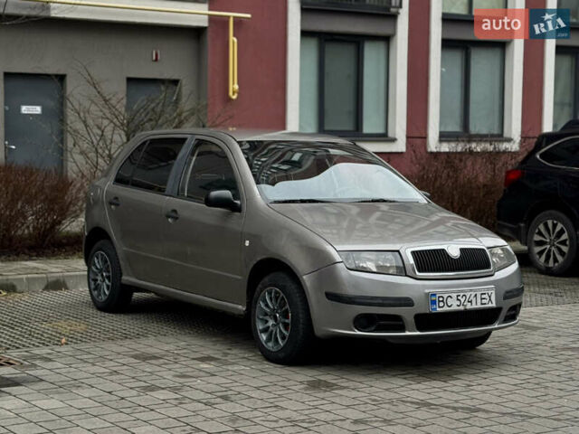Бежевый Шкода Фабия, объемом двигателя 1.2 л и пробегом 208 тыс. км за 2000 $, фото 1 на Automoto.ua