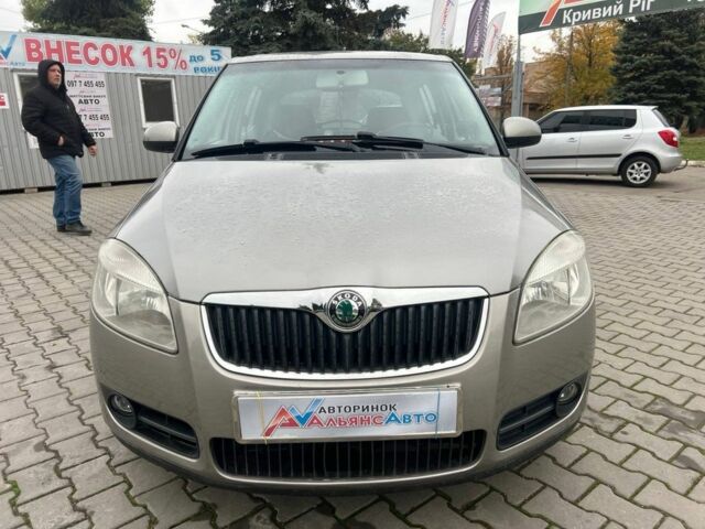 Шкода Фабия 2007 в Кривом Роге на Automoto.ua Бежевый Шкода Фабия, объемом двигателя 1.4 л и пробегом 202 тыс. км за 5500 $, фото 1 на Automoto.ua