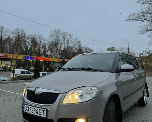 Бежевый Шкода Фабия, объемом двигателя 1.6 л и пробегом 190 тыс. км за 6500 $, фото 1 на Automoto.ua