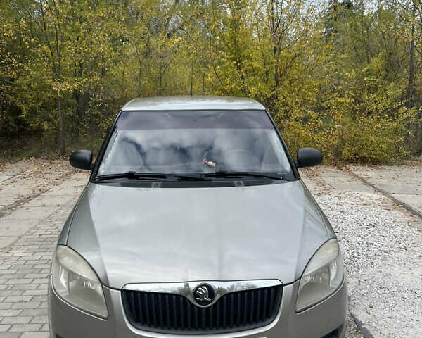 Бежевый Шкода Фабия, объемом двигателя 1.2 л и пробегом 185 тыс. км за 4950 $, фото 1 на Automoto.ua