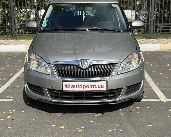 Бежевый Шкода Фабия, объемом двигателя 1.2 л и пробегом 145 тыс. км за 6100 $, фото 1 на Automoto.ua