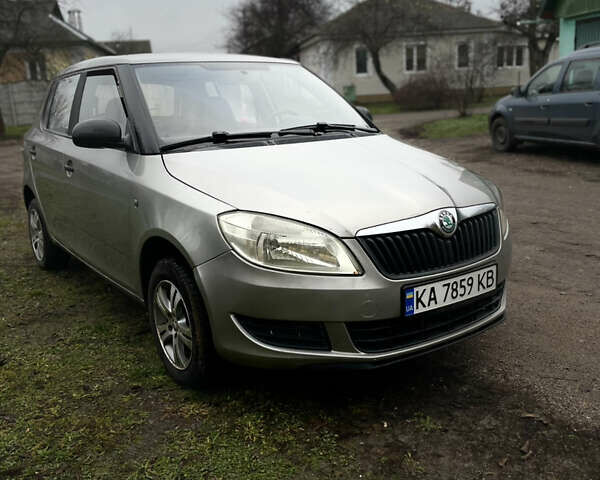 Бежевий Шкода Фабія, об'ємом двигуна 1.2 л та пробігом 290 тис. км за 3900 $, фото 1 на Automoto.ua