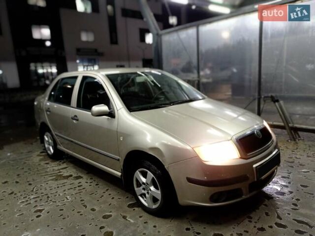 Бежевый Шкода Фабия, объемом двигателя 1.2 л и пробегом 140 тыс. км за 2999 $, фото 1 на Automoto.ua