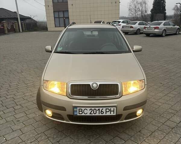 Бежевый Шкода Фабия, объемом двигателя 1.4 л и пробегом 199 тыс. км за 3900 $, фото 1 на Automoto.ua