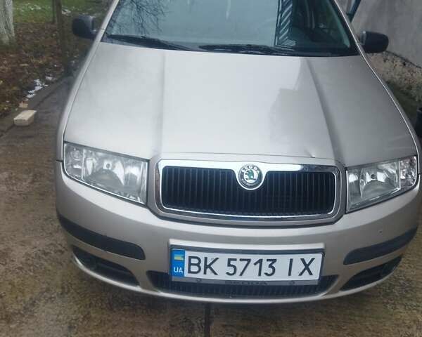 Бежевый Шкода Фабия, объемом двигателя 1.2 л и пробегом 225 тыс. км за 3500 $, фото 1 на Automoto.ua
