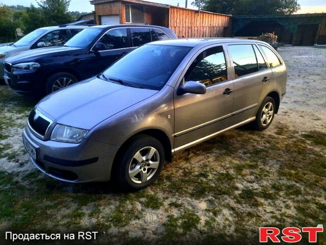 Бежевый Шкода Фабия, объемом двигателя 1.4 л и пробегом 250 тыс. км за 4250 $, фото 1 на Automoto.ua