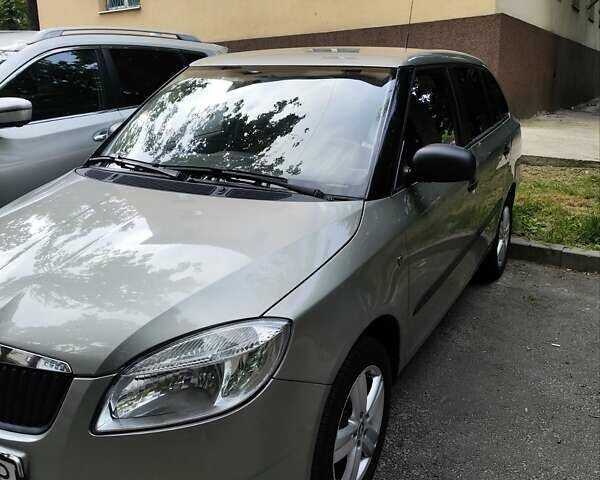 Бежевый Шкода Фабия, объемом двигателя 1.2 л и пробегом 198 тыс. км за 4500 $, фото 1 на Automoto.ua