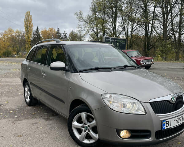 Бежевый Шкода Фабия, объемом двигателя 1.6 л и пробегом 225 тыс. км за 5750 $, фото 1 на Automoto.ua