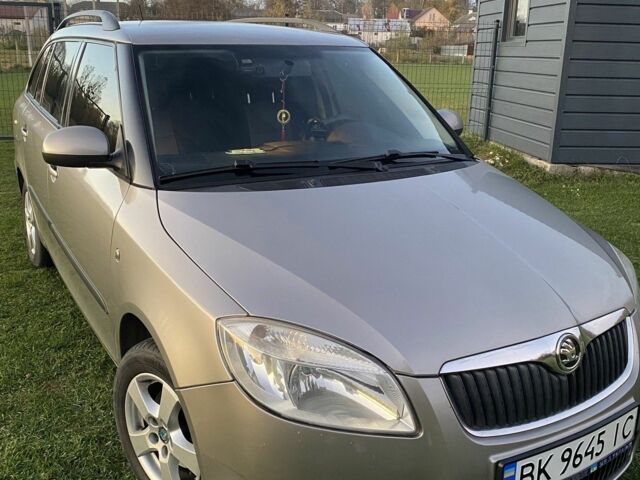 Бежевый Шкода Фабия, объемом двигателя 1.4 л и пробегом 310 тыс. км за 4200 $, фото 1 на Automoto.ua